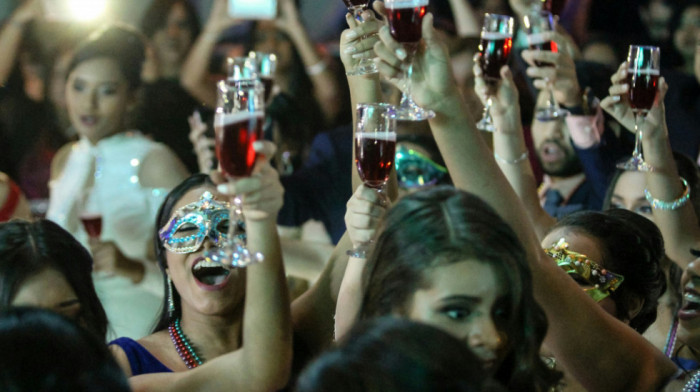 Sve više maloletnika konzumira alkohol: Novi trend među decom, piju takmičarsti-brzo, mešaju pića