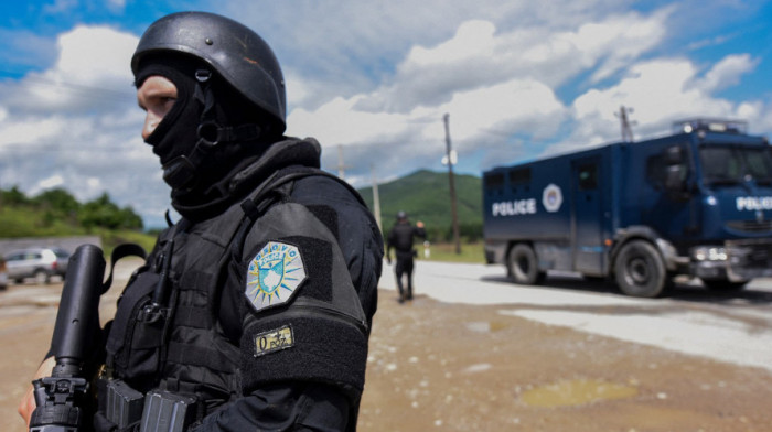 Filmska pljačka na Kosovu: Pucano na vozilo za transport novca, blokiran put Priština-Gnjilane