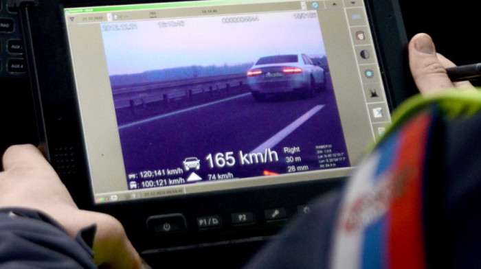 Policija u Lazarevcu presretačem uhvatila vozača koji je prekoračio brzinu za 126 km/h