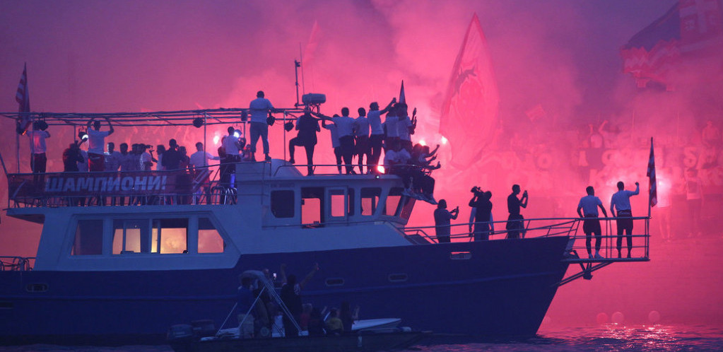 Zvezdin "bal na vodi": Delije "obojile" Savu i Beograd u crveno-bele boje