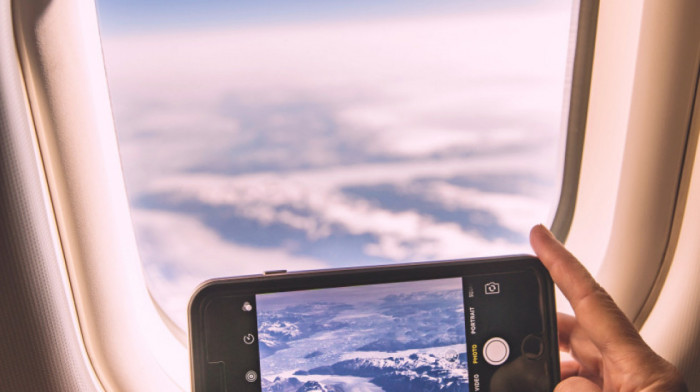 Eksplodirala baterija na mobilnom u avionu u Denveru, putnici morali da se evakuišu