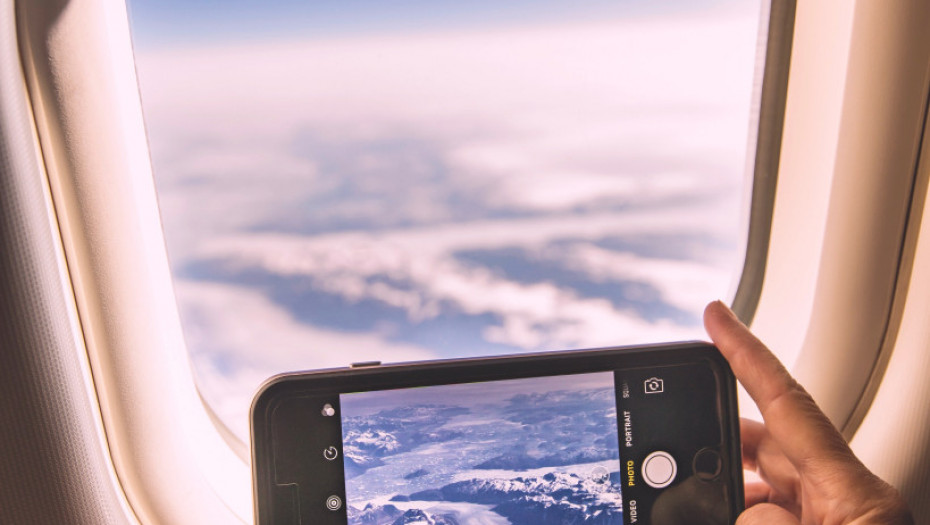 Eksplodirala baterija na mobilnom u avionu u Denveru, putnici morali da se evakuišu