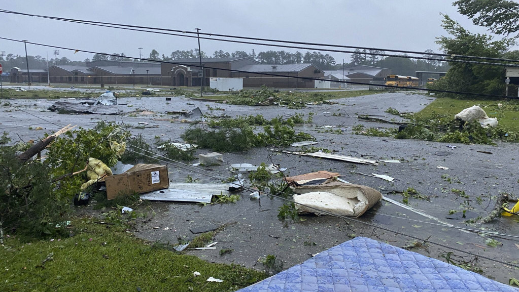 Tornado u predgrađu Čikaga, povređene četiri osobe, 34.000 domova bez struje