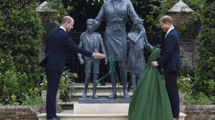 Prinčevi Vilijam i Hari otkrili statuu posvećenu princezi Dajani, danas bi napunila 60 godina
