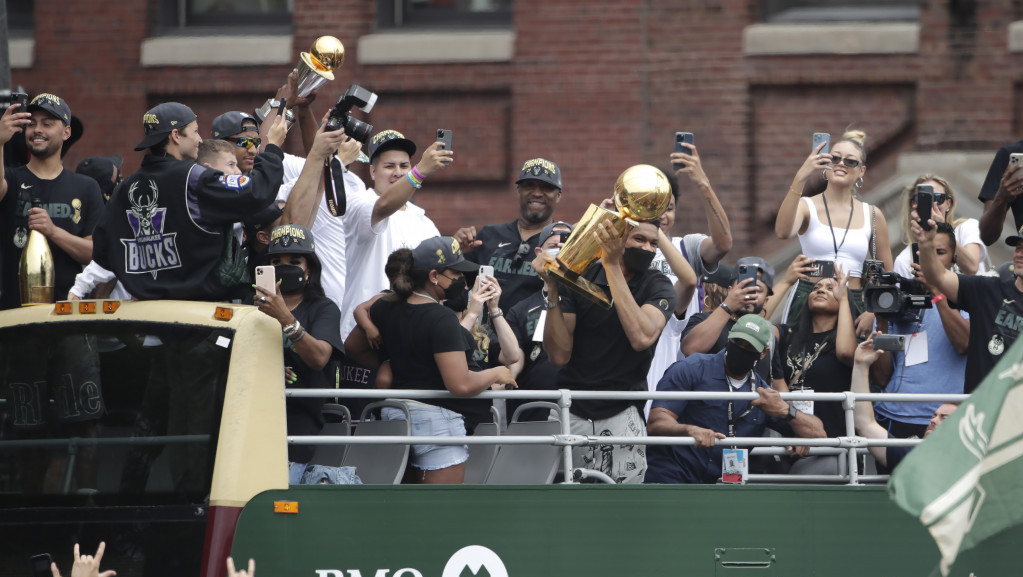 Hiljade ljudi na ulicama Milvokija slavilo osvajanje NBA prstena