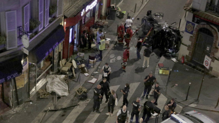 Automobil uleteo u kafić u Parizu, povređeno sedam osoba
