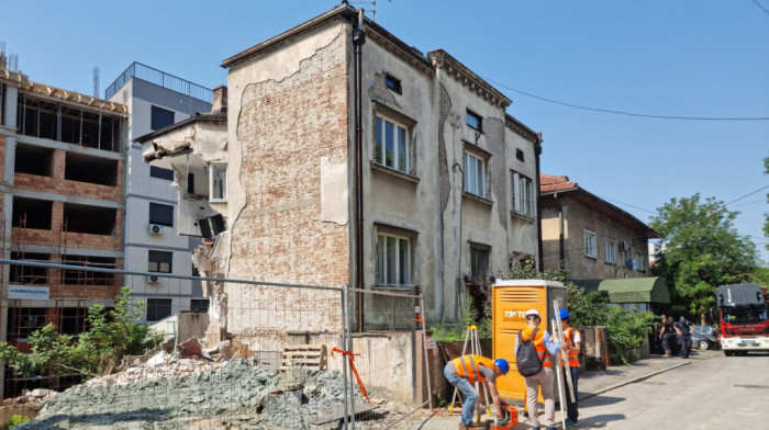 Novi protest ispred Opštine Vračar zbog urušavanja zgrade u Vidovdanskoj
