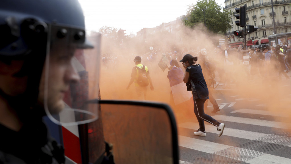 Suzavac na ulicama Pariza: Žestoki sukobi demonstranata i policije zbog uvođenja kovid propusnica