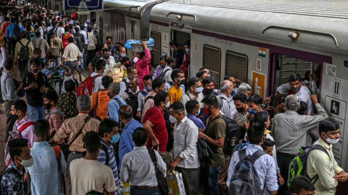 Prevaranti u Indiji za nadoknadu nudili državni posao, u okviru "probnog rada" morali da broje vozove mesec dana