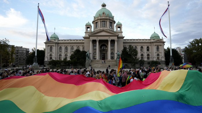 UŽIVO "Ljubav je zakon": Parada ponosa u Beogradu, šetnja završena mirno i bez incidenata, sledi žurka u parku Manjež