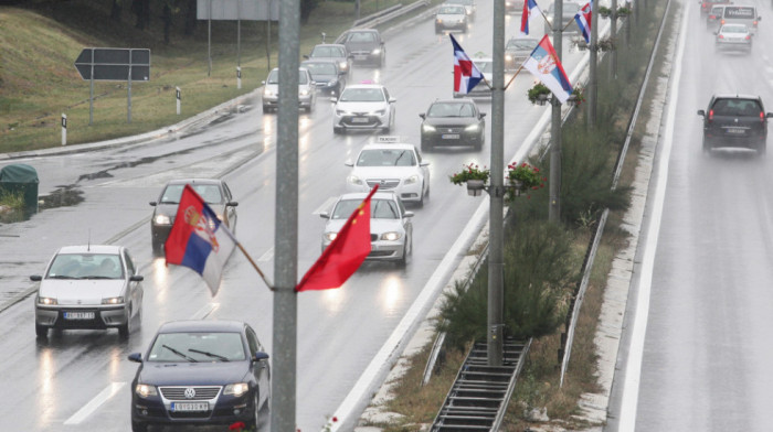 Kolovozi vlažni, mestimično ima raskvašenog snega: Na graničnim prelazima kolone za ulazak u zemlju