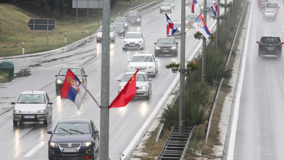 Kolovozi vlažni, mestimično ima raskvašenog snega: Na graničnim prelazima kolone za ulazak u zemlju