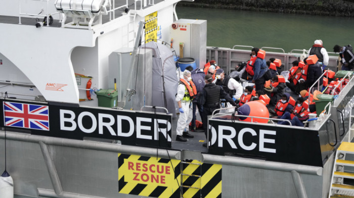 Britanija vraća tražioce azila u baržu bez obzira na moguće kršenje zakona