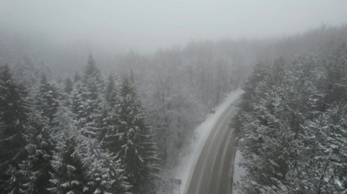 Putevi Srbije upozoravaju na sneg na pojedinim putevima i apeluju na oprez u vožnji