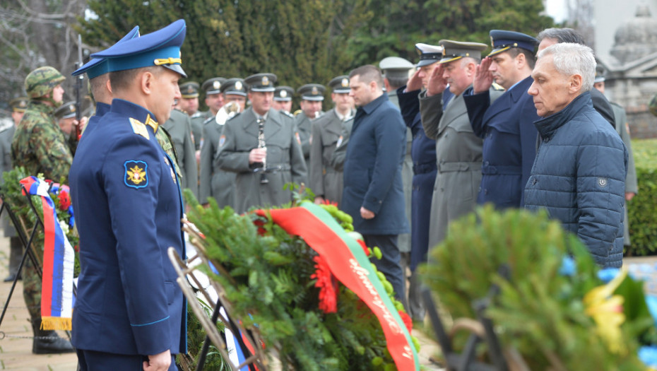 Polaganjem venaca obeležen ruski praznik Dan branioca Otadžbine