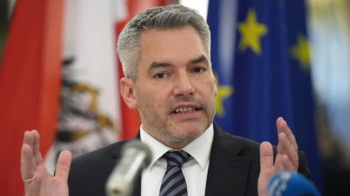 Austrijski kancelar Nehamer sledeće nedelje sa Vučićem i Orbanom o migraciji