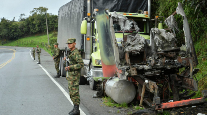 Kolumbijski policajci zaplenili 7,3 miliona galona sirove nafte u racijama na ilegalne rafinerije
