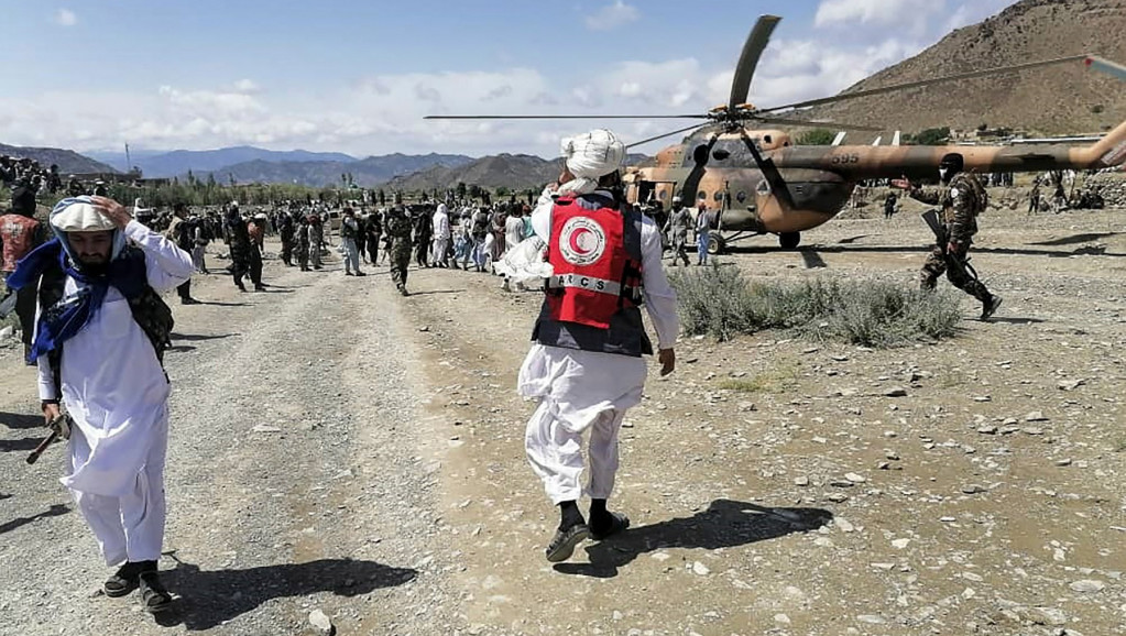 Srušio se vojni helikopter u Avganistanu, poginula jedna, povređeno 12 osoba