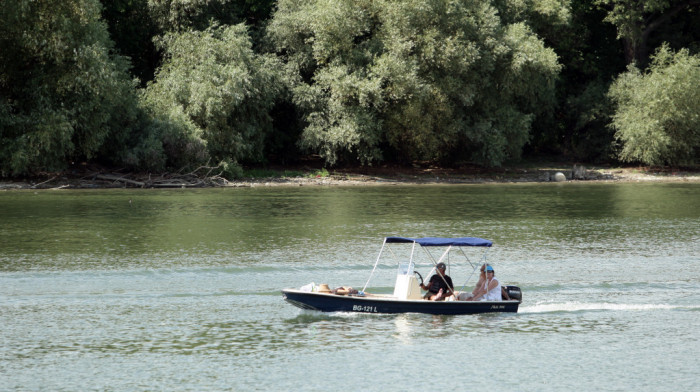 Akcija spasavanja kod Čačka: Porodica se čamcem zaglavila na jezeru Međuvršje, spasilačke službe na terenu
