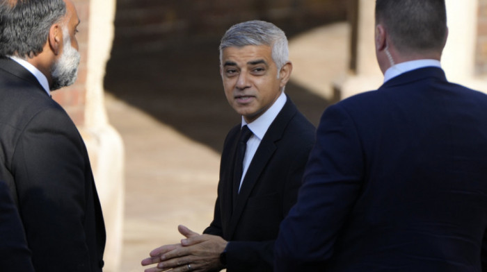 Stanovnici Londona kritikovali gradonačelnika Sadika Kana zbog zelenog lanenog odela