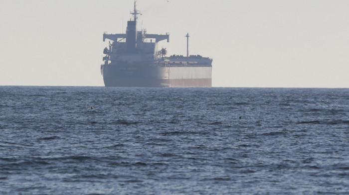 Potonuo brod kod Lezbosa, jedan član posade nađen živ, za 13 osoba se traga