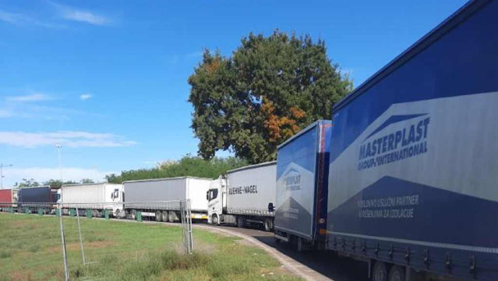 Kamioni na Horgošu čekaju 10, na Batrovcima osam sati, AMSS: Usporen saobraćaj na pojedinim deonicama