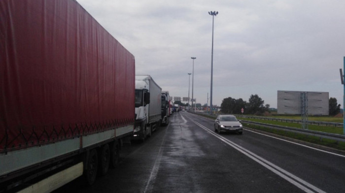 Kamioni čekaju sedam sati na izlaz iz Srbije na prelazu Batrovci