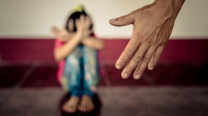 Uhapšeni hranitelji osumnjičeni da su zlostavljali devojčicu u Pirotu