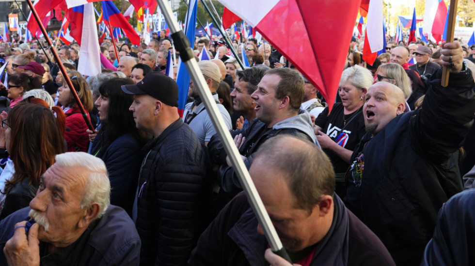 Чехия против. Протесты в Чехии. Протесты в Чехии против НАТО. Чехия против России. ЕС против НАТО.