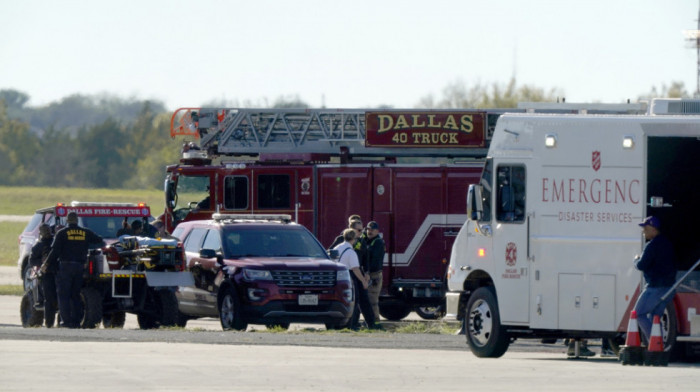 Četiri vatrogasca povređena kada je vartogasno vozilo sletelo sa mosta u Dalasu u Teksasu