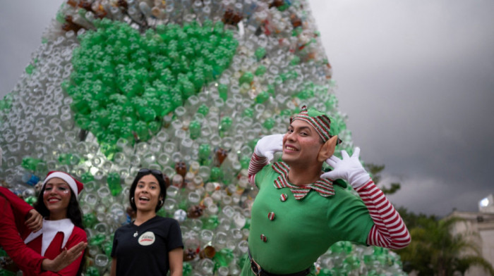 Flaše, bicikle, zamke za jastoge: Među najneobičnijim novogodišnjim jelkama širom sveta jedna je - pod vodom