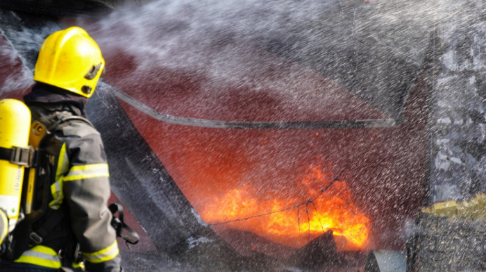 Veliki požar na jugu Francuske: Zapalilo se oko 900 tona litijumskih baterija u fabrici za reciklažu
