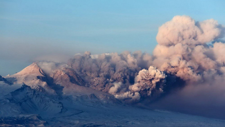 Eruptirao vulkan Kanlaon na Filipinima, stub pepela i dima blizu tri kilometra