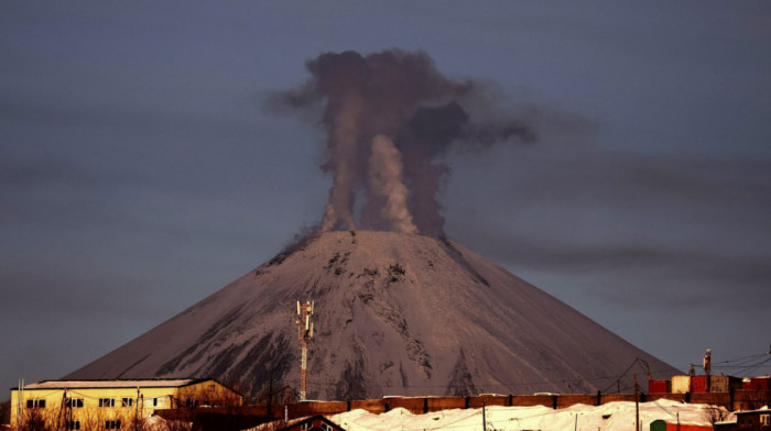Vulkan na Kamčatki počeo da izbacuje pepeo 5,5 kilometara u visinu