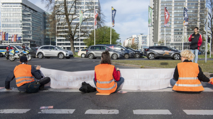 Klimatski aktivisti pokušali da zaustave saobraćaj u Berlinu: Zalepili delove tela za ulicu