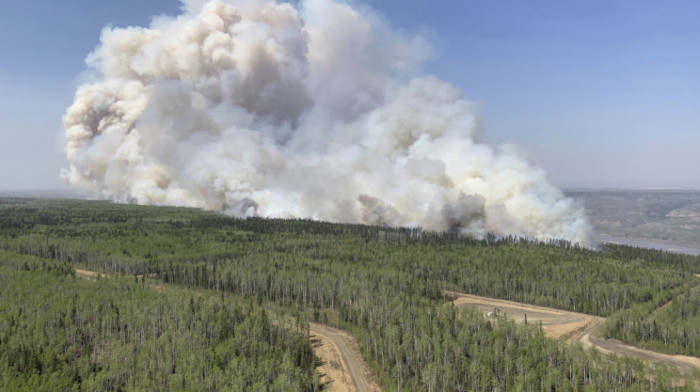 Kanada: Najmanje 25.000 ljudi primorano da se evakuiše zbog požara u Alberti