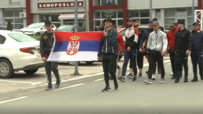 Grupa Srba iz Kosovskog Pomoravlja stigla pešice u Predejane na putu do Beograda