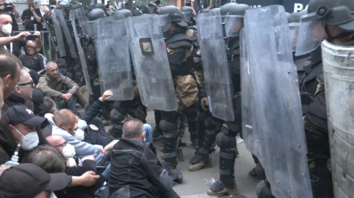 (VIDEO) Kako je počela nasilna intervencija KFOR-a na građane ispred opštine Zvečan