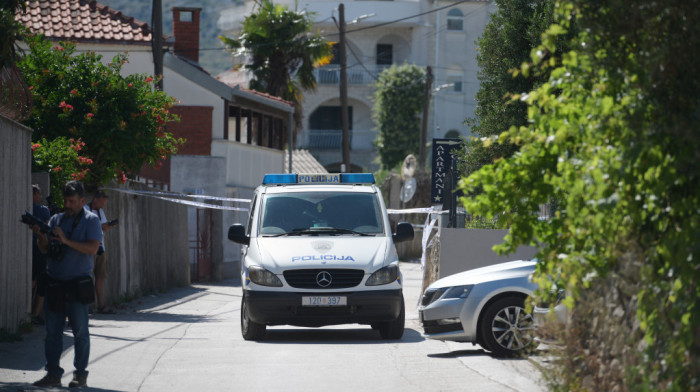 Muškarac šipkom udario devojku: Potera u Splitu, policija traga za osumnjičenim, poziva građane da pomognu