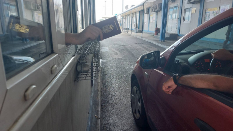 Na granicama bez dužih zadržavanja automobila, teretna vozila čekaju i do četiri sata