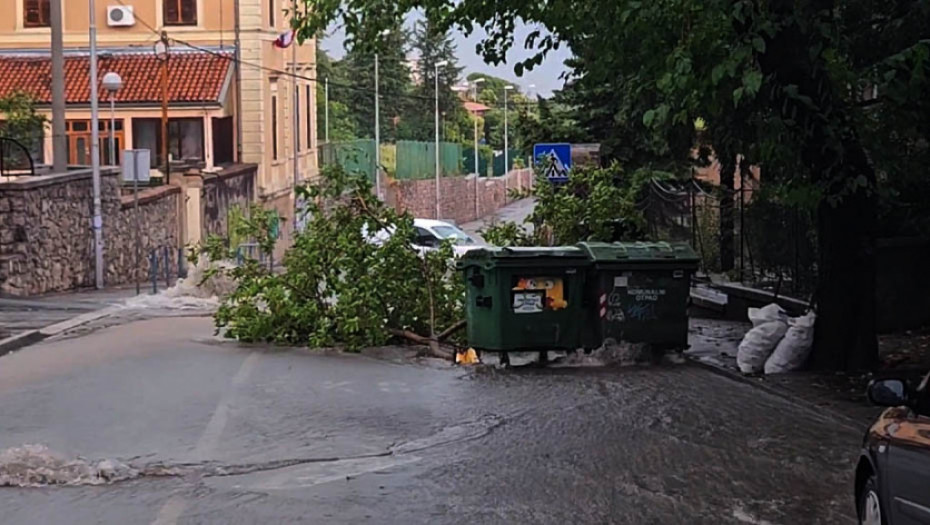 Olujno nevreme iz Slovenije stiglo u Hrvatsku: Snažan vetar rušio stabla i kante za smeće, grad lomio vetrobrane