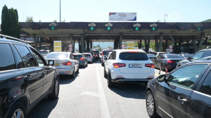 AMSS: Putnička vozila na izlazu preko Gradine čekaju dva sata