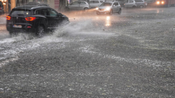 Nevreme u Beogradu: Potoci vode na ulicama, zastoj u saobraćaju