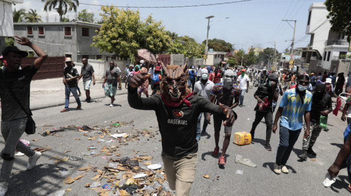 Demonstranti u Port-o-Prensu zahtevaju zaštitu od nasilnih bandi, policija ih sačekala suzavcem