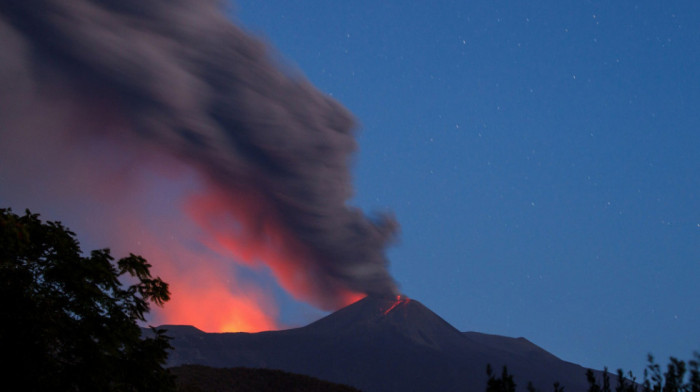 Nova erupcija vulkana Etna: Iz kratera izbija lava i oblak pepela i dima visok oko pet kilometara