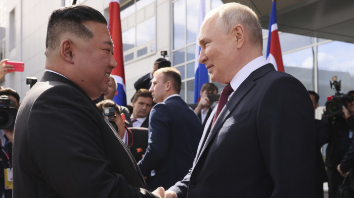 "Poseta koja bode oči Zapadu": Putin sa Kimom u Pjongjangu, susret dvojice lidera čiji su prsti "iznad crvenog dugmeta"