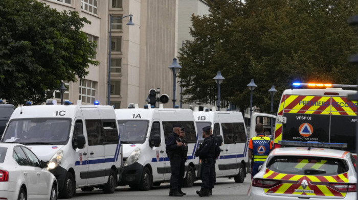 Pucnjava u Parizu: Muškarac ranio dvojicu policajaca u policijskoj stanici
