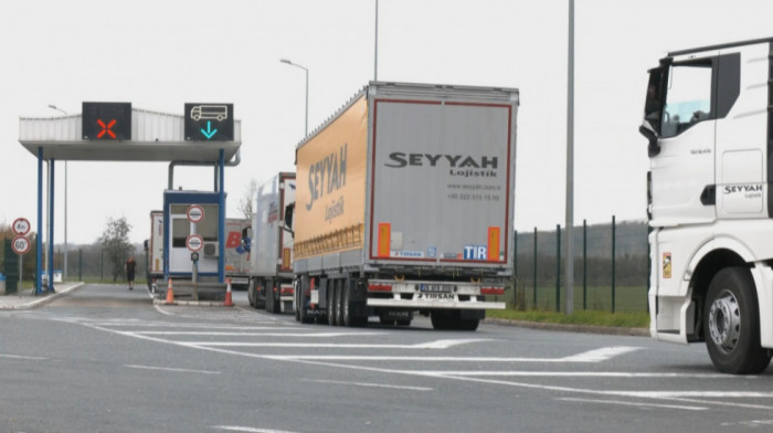 Gužve na graničnim prelazima: Kamioni na Batrovcima čekaju 10 sati
