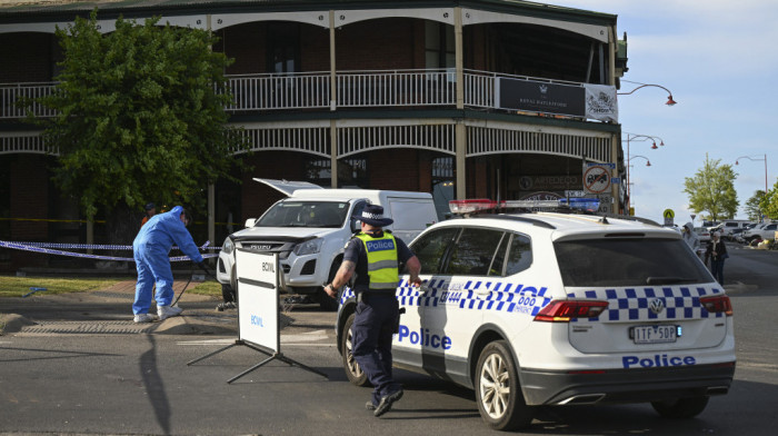 Pet osoba poginulo kada je automobil uleteo na terasu paba u Australiji