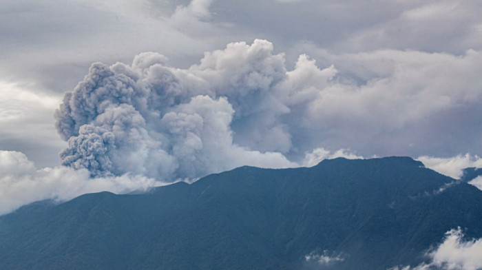 Evakuisano 6.500 ljudi na ostrvu Flores u Indoneziji zbog aktiviranja vulkana